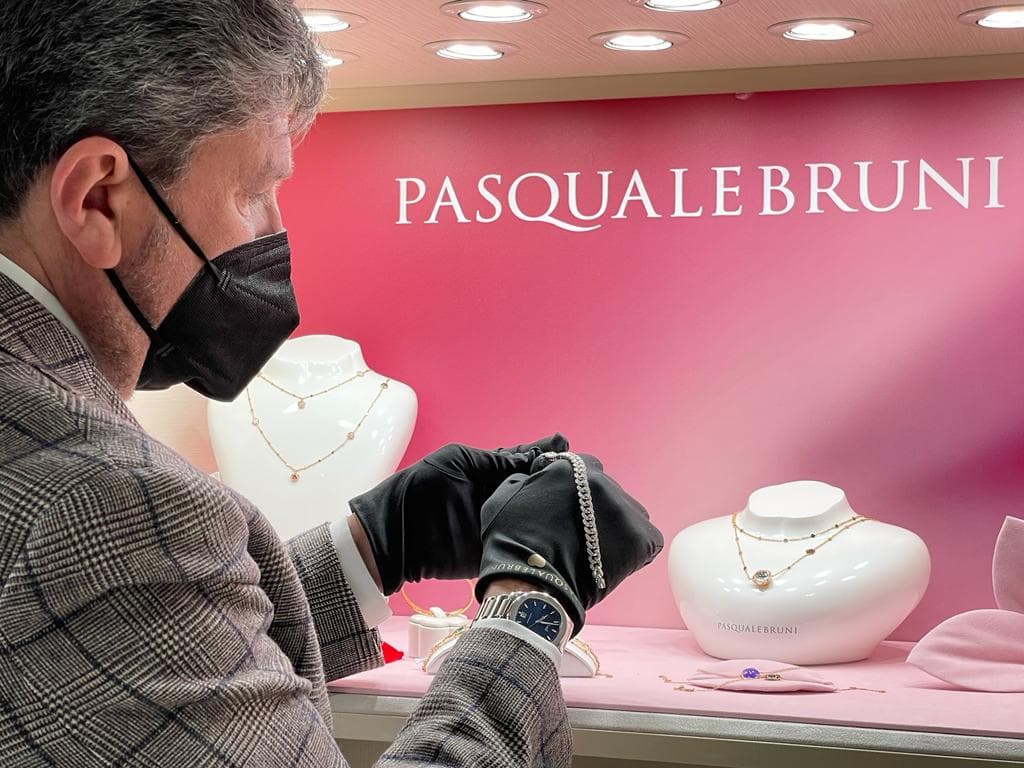 La famiglia De Meo nella propria gioielleria
